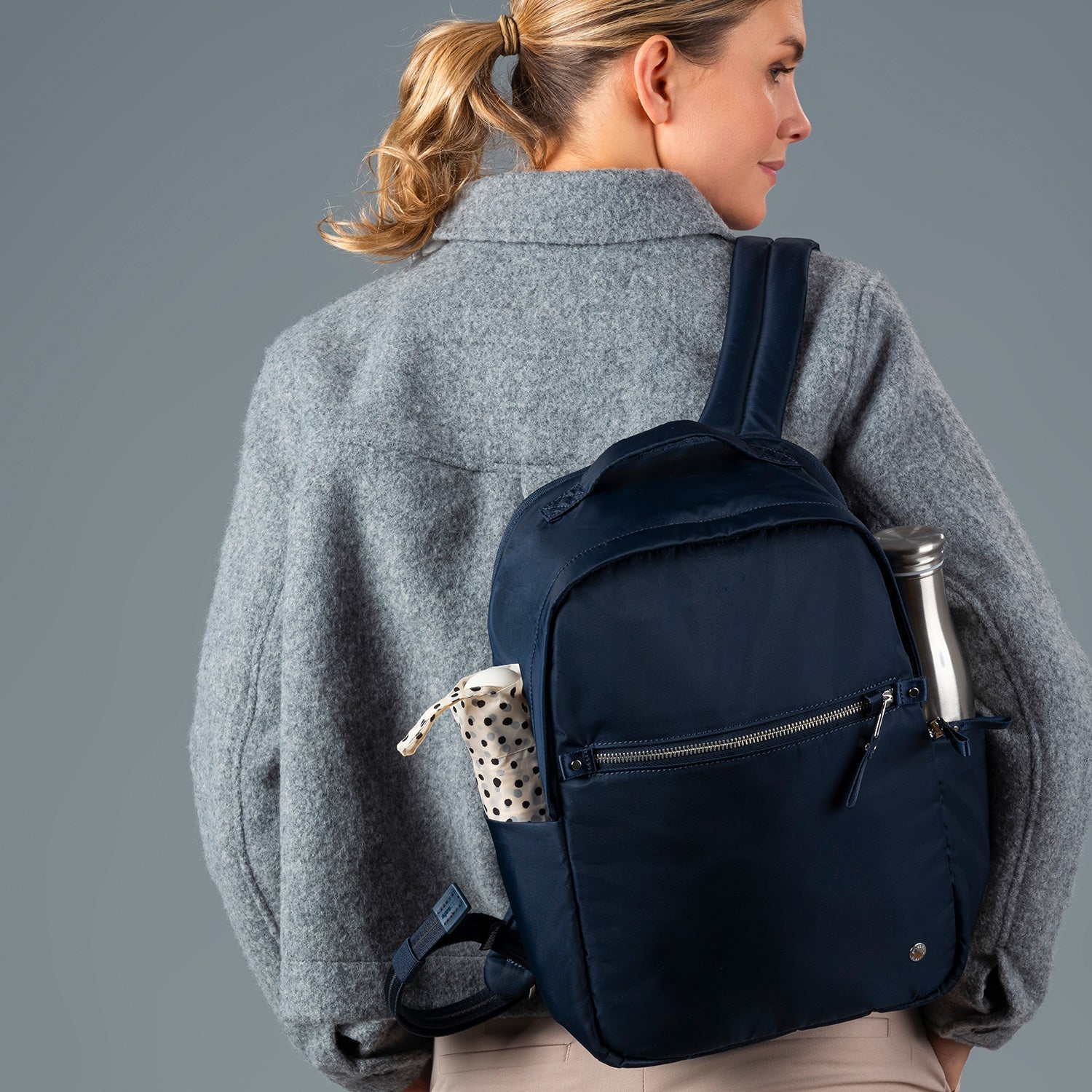 Pacsafe Sac à dos gris foncé pour femme et homme - Metrosafe X 13 Pacsafe Sac à dos gris foncé pour femme et homme - Metrosafe X 13